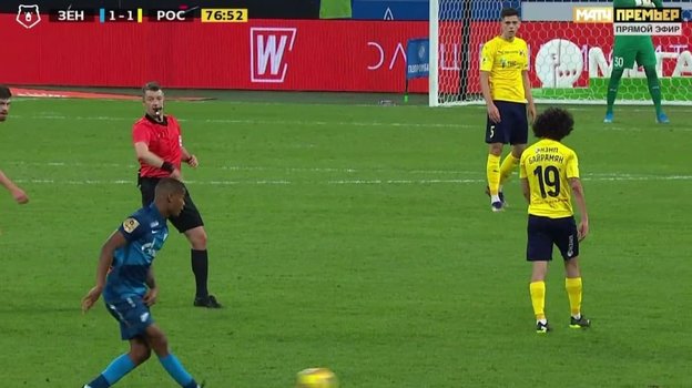 Алексей Матюнин показывает желтую карточку игроку гостей без остановки игры в матче «Зенит» - «Ростов» (2:2). Алексей Матюнин показывает желтую карточку игроку гостей без остановки игры в матче «Зенит» - «Ростов» (2:2).