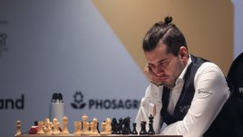 Карлсен наконец-то выиграл, но чемпионский матч по шахматам все равно остается тяжелым зрелищем. Что не так с противостоянием норвежца и россиянина?