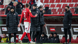 Соболев удален, а Бейл — нет. Баринов наказан пенальти, а Жиго — нет. Господа арбитры, объясните, по каким правилам вы судите?!