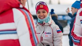 Юная лыжница Степанова зажигает в эстафете, а ее ровесницы-биатлонистки маринуются в резерве. Кто виноват?