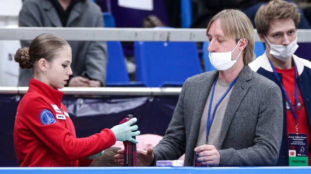 Александра Трусова и Евгений Плющенко. Фото Дарья Исаева, «СЭ» / Canon EOS-1D X Mark II Александра Трусова и Евгений Плющенко. Фото Дарья Исаева, «СЭ» / Canon EOS-1D X Mark II