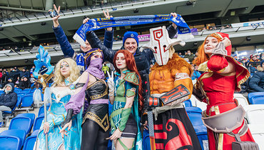 Косплееры развлекают болельщиков на трибунах.