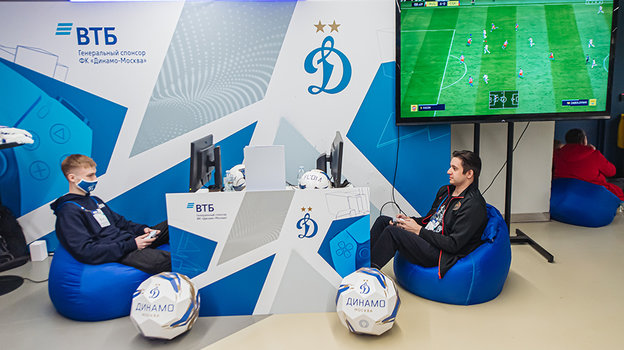 Болельщики сражаются в компьютерный футбол. Фото ФК «Динамо» Болельщики сражаются в компьютерный футбол. Фото ФК «Динамо»