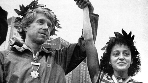 Жаклин Гаро (справа) на церемонии награждения. Жаклин Гаро (справа) на церемонии награждения.