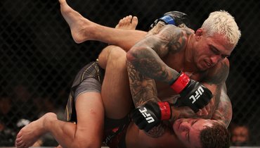 Чарльз Оливейра победил Дастина Порье на турнире UFC 269.