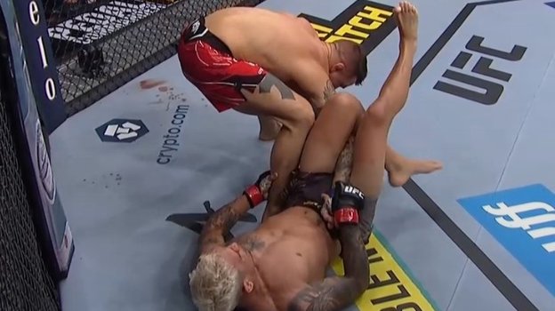 Эпизод боя Чарльз Оливейра — Дастин Порье. Эпизод боя Чарльз Оливейра — Дастин Порье.