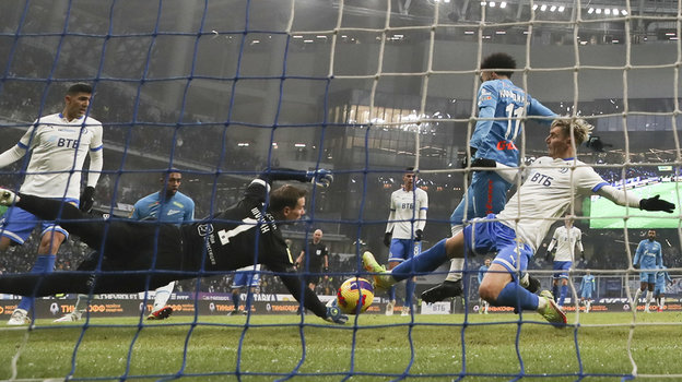 Антон Шунин пропускает удар Клаудинью.