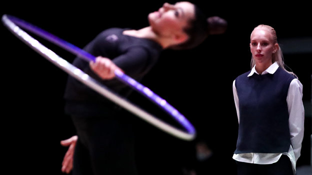 Яна Кудрявцева наблюдает за программой Лалы Крамаренко. Фото Дарья Исаева, «СЭ» / Canon EOS-1D X Mark II Яна Кудрявцева наблюдает за программой Лалы Крамаренко. Фото Дарья Исаева, «СЭ» / Canon EOS-1D X Mark II