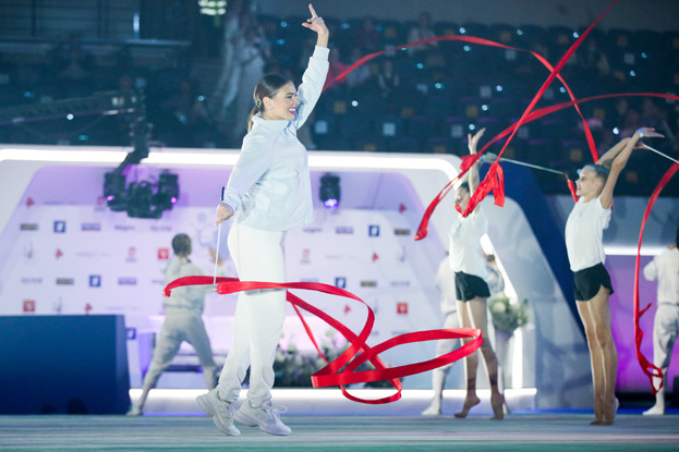 Флешмоб. На ковре - олимпийская чемпионка Алина Кабаева. Фото Дарья Исаева, «СЭ» / Canon EOS-1D X Mark II Флешмоб. На ковре - олимпийская чемпионка Алина Кабаева. Фото Дарья Исаева, «СЭ» / Canon EOS-1D X Mark II