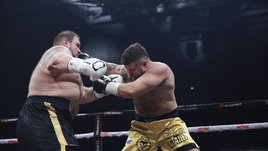 Катастрофа гиганта: 180-килограммовый Большой Папа упал в нокаут уже на 15-й секунде боя