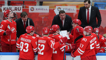 Борис Миронов и хоккеисты «Спартака».