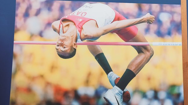 Фотографии Муртаза Баршима развешаны в коридорах «Эспайр». Фотографии Муртаза Баршима развешаны в коридорах «Эспайр».