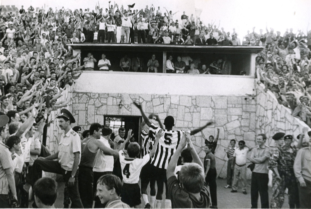 Марио дос Сантос Жуниор приветствует болельщиков. Фото Дмитрий Солнцев, - Марио дос Сантос Жуниор приветствует болельщиков. Фото Дмитрий Солнцев, -