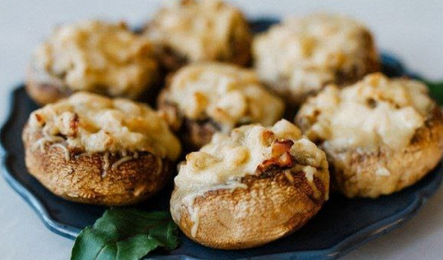 Лучшие закуски для компании на Новый год. Фото edimdoma.ru Лучшие закуски для компании на Новый год. Фото edimdoma.ru