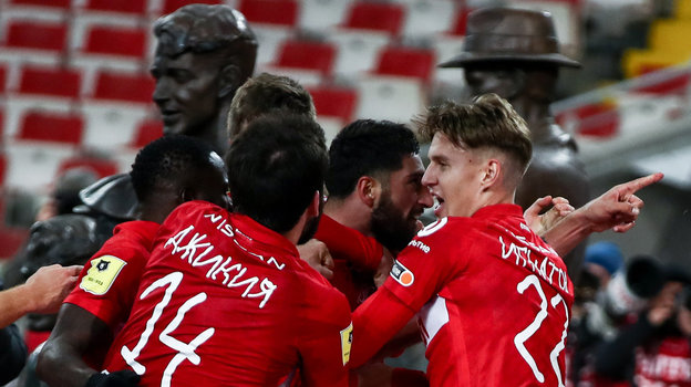 Спартаковцы празднуют забитый мяч у памятника братьям Старостиным на домашнем стадионе. Фото Дарья Исаева, «СЭ» / Canon EOS-1D X Mark II Спартаковцы празднуют забитый мяч у памятника братьям Старостиным на домашнем стадионе. Фото Дарья Исаева, «СЭ» / Canon EOS-1D X Mark II