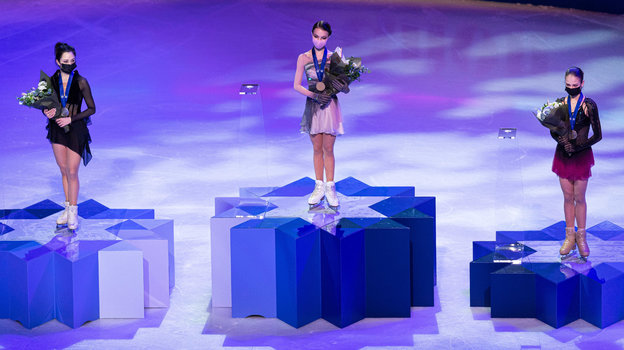 26 марта. Стокгольм. Анна Щербакова (в центре), Елизавета Туктамышева (слева) и Александра Трусова на пьедестале почета. Фото Global Look Press 26 марта. Стокгольм. Анна Щербакова (в центре), Елизавета Туктамышева (слева) и Александра Трусова на пьедестале почета. Фото Global Look Press