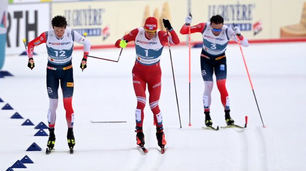 Йоханнес Клебо, Александр Большунов и сломанная палка. Фото Getty Images Йоханнес Клебо, Александр Большунов и сломанная палка. Фото Getty Images