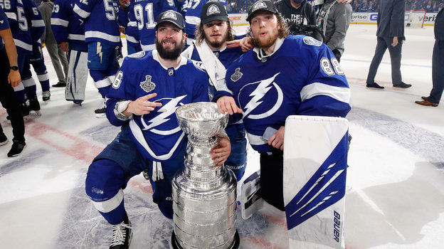 Никита Кучеров, Михаил Сергачев и Андрей Василевский с Кубком Стэнли. Фото Getty Images Никита Кучеров, Михаил Сергачев и Андрей Василевский с Кубком Стэнли. Фото Getty Images