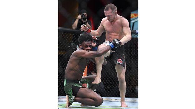 Петр Ян атакует Алджамейна Стерлинга. Фото Getty Images Петр Ян атакует Алджамейна Стерлинга. Фото Getty Images