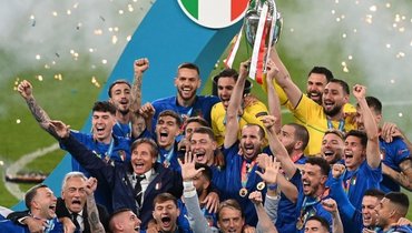 Сборная Италии празднует победу на Евро-2020.