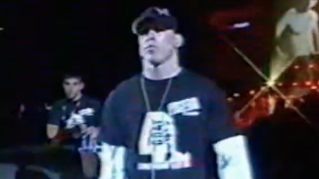 Апрель 2007 года, Санкт-Петербург. Ник Томпсон выходит на бой с Эдди Альваресом в футболке, похожей на футболку Федора. Апрель 2007 года, Санкт-Петербург. Ник Томпсон выходит на бой с Эдди Альваресом в футболке, похожей на футболку Федора.