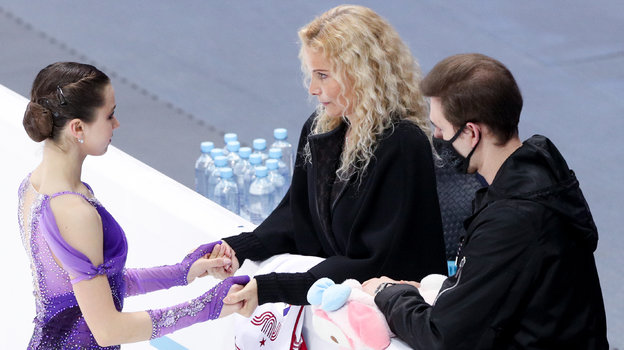 Камила Валиева, Этери Тутберидзе и Даниил Глейхенгауз. Фото Дарья Исаева, «СЭ» / Canon EOS-1D X Mark II Камила Валиева, Этери Тутберидзе и Даниил Глейхенгауз. Фото Дарья Исаева, «СЭ» / Canon EOS-1D X Mark II