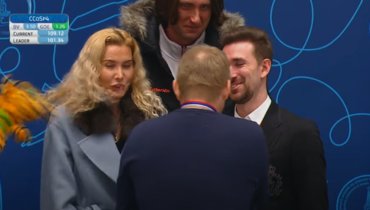 Болельщики уронили игрушку на Тутберидзе после выступления Валиевой