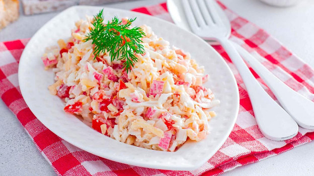 Салат с крабовыми палочками. Фото 1000.menu Салат с крабовыми палочками. Фото 1000.menu