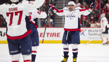 Александр Овечкин празднует рекордный гол в матче с «Детройтом».