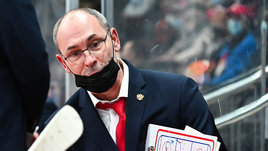 «То, как поступили чехи, — очень некрасиво». Главный тренер молодежки рассказал, как команду высадили с рейса