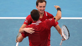 Медведев бился четыре часа. Проиграл одиночку, но спас матч в паре