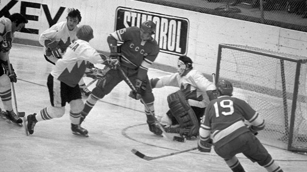 1972 год. Александр Якушев (в центре) атакует ворота сборной Канады. Фото ТАСС 1972 год. Александр Якушев (в центре) атакует ворота сборной Канады. Фото ТАСС