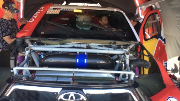 Роман Дюма в автомобиле, подаренном Нассером Аль-Аттией. Фото Twitter Роман Дюма в автомобиле, подаренном Нассером Аль-Аттией. Фото Twitter