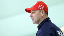 «Мы знали, что он курит в душе, но он все отрицал». Вредная привычка главного тренера молодежки стала причиной большого скандала