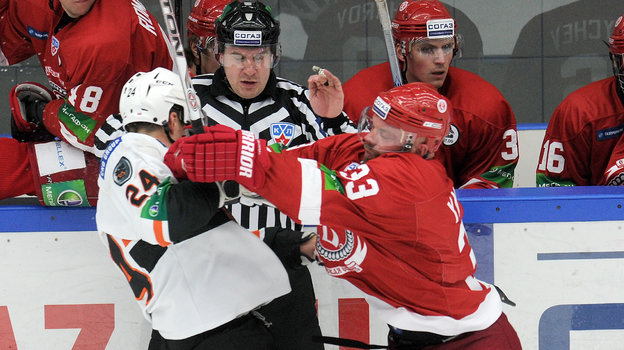 Бранислав Мезеи и Джереми Яблонски. Фото Владимир Беззубов, photo.khl.ru Бранислав Мезеи и Джереми Яблонски. Фото Владимир Беззубов, photo.khl.ru