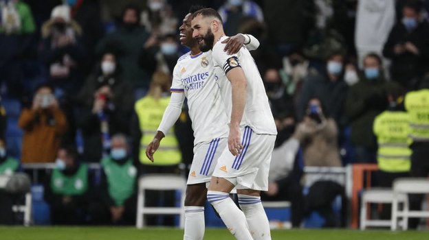 Винисиус Жуниор обнимает Карима Бензема. Фото Reuters Винисиус Жуниор обнимает Карима Бензема. Фото Reuters