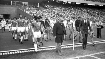 24 мая 1981 года. Киев. «Динамо» К — «Динамо» Тб — 1:0. Нодар Ахалкаци и Валерий Лобановский выводят свои команды на поле.