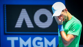 «Его игра обернется гражданскими беспорядками». Джокович — снова в отеле с нелегальными мигрантами