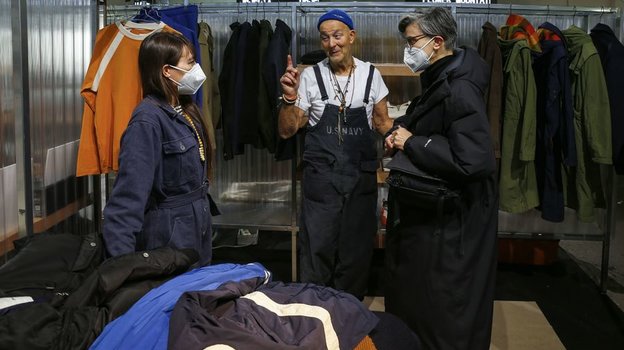 Британский дизайнер Найджел Кейборн (в центре). Британский дизайнер Найджел Кейборн (в центре).