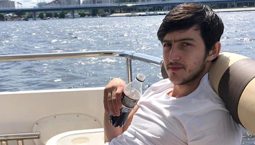 Иск на Сердара Азмуна подала девушка из Казани по имени Алия. Предположительно, пара познакомилась в 2018 году, а дочь Азмуна родилась в мае 2021 года. После этого футболист якобы отказался добровольно признавать отцовство и в полном объеме выплачивать алименты.