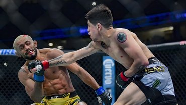 Дейвесон Фигередо (слева) и Брэндон Морено.