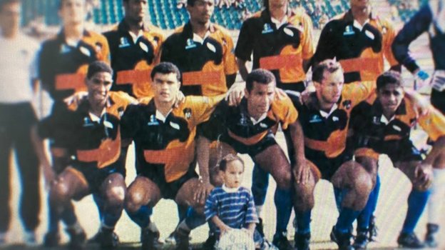 Юный Неймар (держит мяч в центре) рядом с отцом, когда он был футболистом. Фото Netflix Юный Неймар (держит мяч в центре) рядом с отцом, когда он был футболистом. Фото Netflix