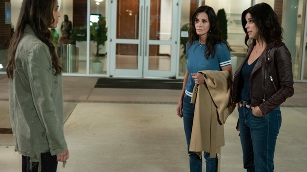 Мелисса Баррера, Кортни Кокс и Нив Кэмпбелл в «Крике» (2022). Фото Paramount Pictures Мелисса Баррера, Кортни Кокс и Нив Кэмпбелл в «Крике» (2022). Фото Paramount Pictures