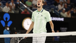 «И я подумал: что бы сделал Новак». Медведев выдал невероятный матч и завел публику