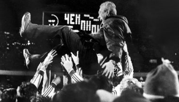 31 октября 1981 года. Киев. «Динамо» К — «Зенит» — 3:0. Футболисты качают главного тренера Валерия Лобановского.