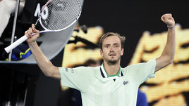 Медведев — в четвертый раз в финале «мейджора». Циципас сметен, впереди — Надаль