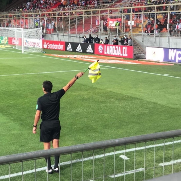 Арбитры матча Чили — Аргентина забыли флажки и сделали их из швабр и жилеток стюардов. Арбитры матча Чили — Аргентина забыли флажки и сделали их из швабр и жилеток стюардов.