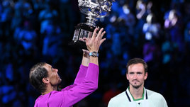 «Не сомневаюсь, ты еще возьмешь этот титул». Медведев и Надаль выдали эпичный финал