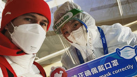 Нельзя разговаривать в лифте, кровати не из картона, повсюду роботы. Как живут спортсмены в олимпийском Пекине