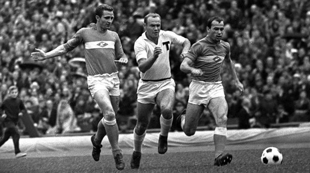 Эдуард Стрельцов (в центре). Фото из архива семьи Волковых Эдуард Стрельцов (в центре). Фото из архива семьи Волковых